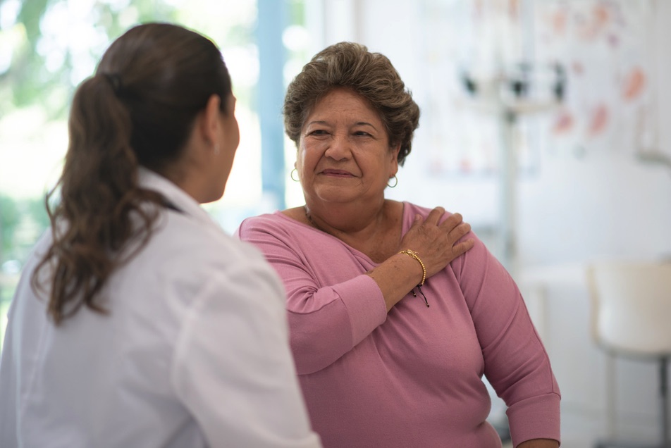 Einfühlsames Gespräch zwischen Ärztin und Patientin
