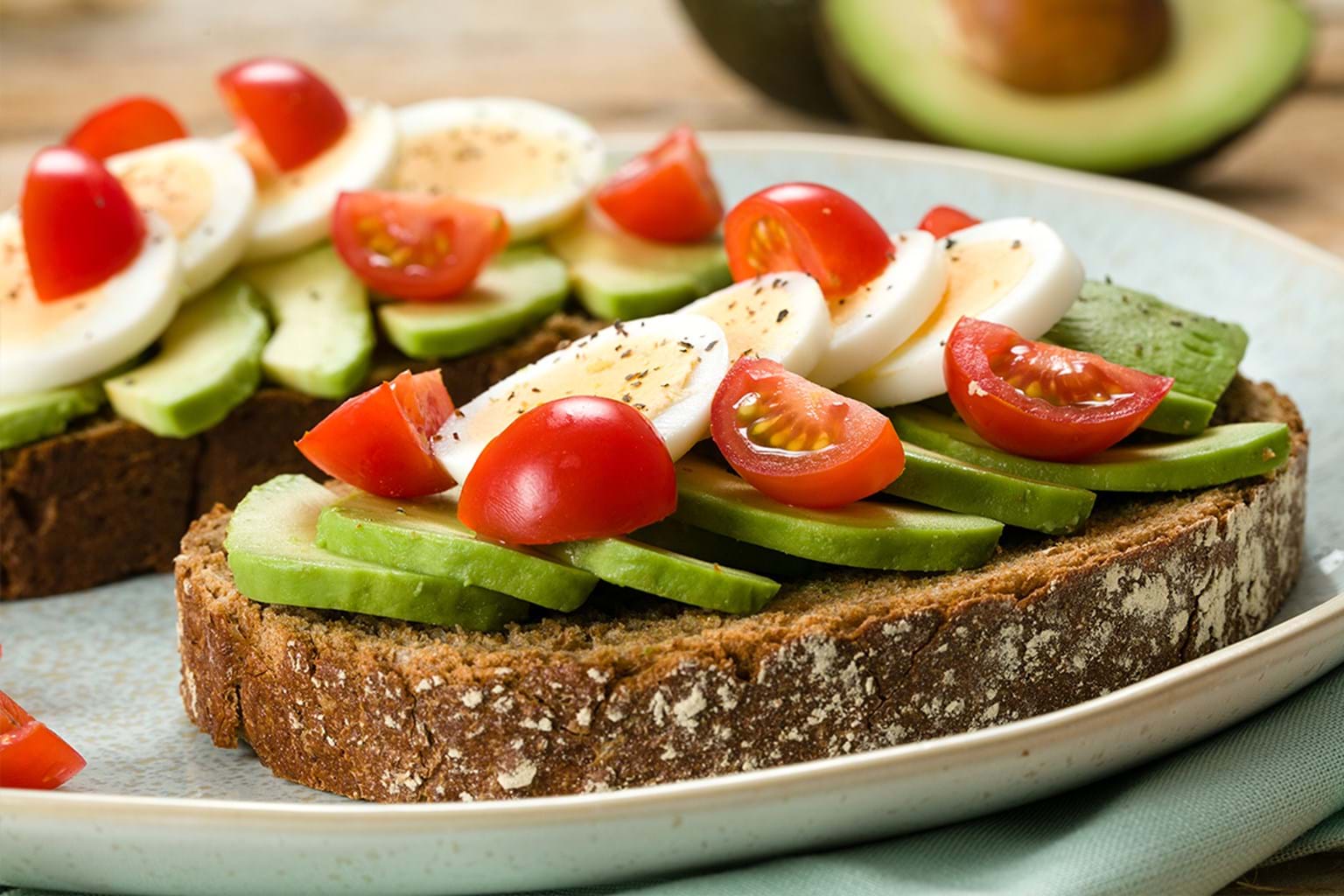 avocado-boerenbrood-met-avocado-en-ei